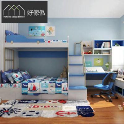 藍白色兒童房成品圖，左邊上格床設藍色護欄、下格單人床鋪海洋帆船圖案床品，中間藍色梯級樓梯連扶手通往上格，右邊白色書枱配藍色座椅同壁掛層架，地下鋪船錨圖案地氈，左上角好傢俬 HoHome 標誌。