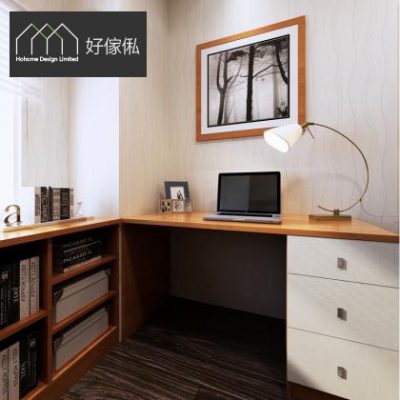 書房方形構圖效果圖，靠牆角擺放原木色L形轉角書枱，枱面有手提電腦、相架同金色枱燈，右下方係白色三層櫃桶連方形拉手，左面係矮身開放書格放書本同收納盒，牆上掛木框黑白風景畫，左上角有好傢俬標誌。