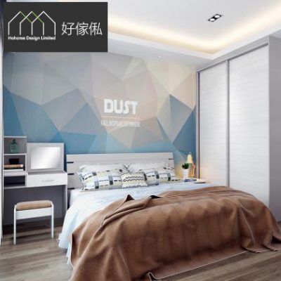 睡房一角，藍色幾何圖案牆紙做床頭背景，白色木紋雙人床鋪格仔枕頭及啡色毛毯，左側白色矮梳妝枱連鏡及布面化妝椅，右邊白色趟門衣櫃，天花藏燈帶，淺木地板。