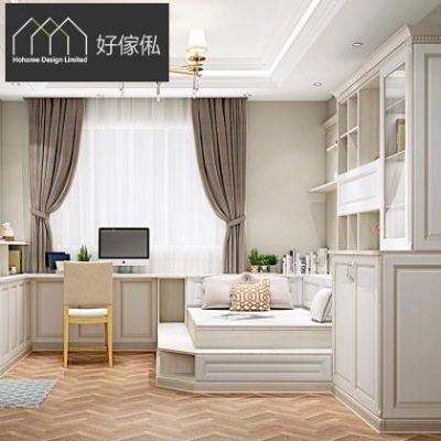 法式書房特寫，靠窗象牙白矮櫃連書枱放白色電腦配米色木椅，旁邊架高木地台連靠墊及抱枕，右方高身訂造櫃連開放層架與門櫃，地面人字木地板，米啡色窗簾配金色吊燈，左上角好傢俬 HoHome 標誌。