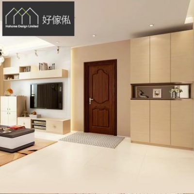 原木色客廳全景，左邊白配淺木色電視組合櫃連懸浮吊櫃及矮櫃，前方淺色茶几，中間深啡色雕花木門連地毯，右邊頂天淺木色玄關廳櫃中段開放展示格擺擺設，左上角好傢俬 HoHome 黑底白字標誌，地面鋪淺色磚。
