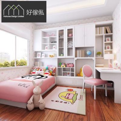 訂造歐式兒童房全景效果圖，左上角有好傢俬HoHome商標，房內靠窗放粉紅單人床同布兔公仔，右邊一整幅白色組合櫃由開放層架、玻璃門飾物櫃同吊櫃組成，連接窗邊書枱同粉紅圓背椅，牆身碎花壁紙，深啡木地板鋪卡通地氈。