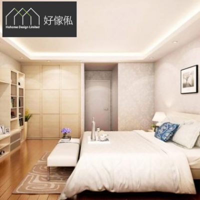 訂造睡房斜角實景，左邊淺木色組合櫃連趟門衣櫃同開放書格沿牆排列，前方一張舖好淺色床品嘅雙人床配白色長凳同啡色地毯，房門旁壁紙牆掛一幅黑白掛畫，天花藏燈打出柔和光，整體淺木色調統一。