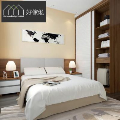 淺木色主人房方形效果圖，中央灰木色床頭板雙人床鋪白色床品配米色床尾巾，床頭兩側白色配木色床頭櫃各放一盞白色檯燈，右邊一組胡桃木色衣櫃連開放層格擺放摺好衣物同行李箱，牆上掛橫向黑白世界地圖畫，左上角有好傢俬 HoHome 標誌。