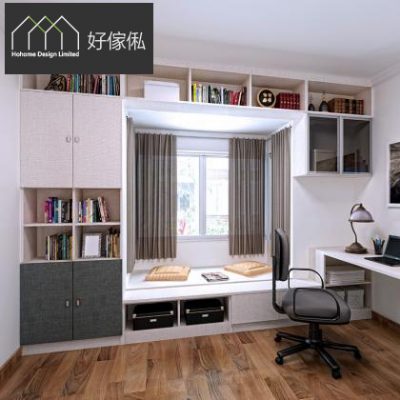 睡房全屋訂造傢俬，左邊白色到頂書櫃連深灰布紋地櫃，中央窗台床鋪米白軟墊、上方有窗頂吊櫃及層架擺書，窗戶掛啡灰色窗簾，右邊接駁淺色書枱連檯燈手提電腦及黑色辦公椅，地面為淺木紋地板，左上角為好傢俬綠色屋形標誌。