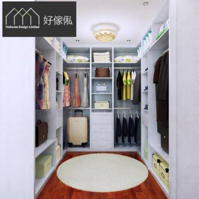 步入式衣帽間訂造灰白色開放式衣櫃，三面層架由地到頂，左右掛住裙同深色外套，中央層板疊毛巾、設多層抽屜並擺白色行李篋同收納盒，木地板鋪圓形白色地氈，天花設花形吸頂燈，左上角為好傢俬 HoHome 標誌。