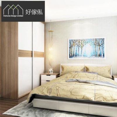 主臥效果圖，左上角有好傢俬HoHome綠色屋形標誌，左邊胡桃木拼白色趟門衣櫃靠牆，中間雙人床鋪金啡印花床品，床頭掛樹林油畫配吊燈，床側擺白色床頭櫃，木地板鋪淺色地氈。