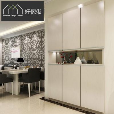玄關連飯廳實景，右邊一整幅白橡木紋頂天廳櫃，中段留橫向開放格內有鏡面背板、花瓶同擺設，左邊為白色餐枱配深色餐椅同灰花圖案牆紙嘅飯廳，地面鋪淺色磚配深色波打線，左上角好傢俬 HoHome 標誌。