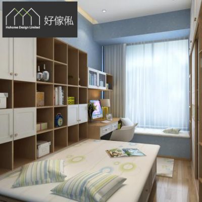 藍色牆兒童房實景，左方一整幅木色與白色門板相間的格仔書櫃連書枱及一體機電腦配白色座椅，窗邊設淺色窗台榻榻米連軟墊，前景米白色榻榻米床鋪條紋枕及圓圈圖案床單，地板為淺木色。