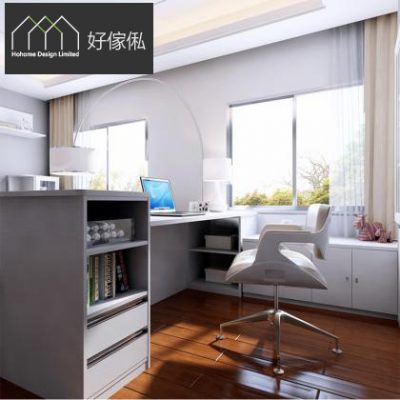 書房訂造傢俬3D實景，灰白色L形書枱貼牆同窗擺放，枱上有手提電腦同檯燈，配白色辦公椅，前方白色格仔書櫃連下層抽屜作間隔，窗邊一排白色矮櫃，深啡色木地板。