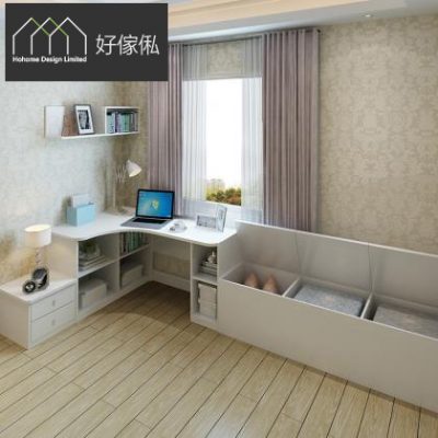 米啡色牆紙房間，貼窗擺放淺白色訂造窗台床，坐墊掀起後露出收納格內放淺色軟墊，配淺啡同薄紗窗簾；左側一體連接白色轉角書枱，枱上放手提電腦、檯燈同藍色收納盒，枱下有櫃桶矮櫃連開放式格仔櫃，地面為淺木紋地板。