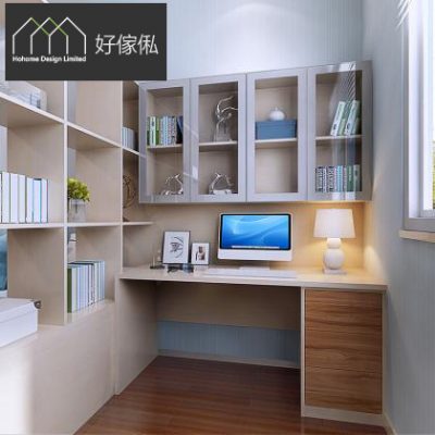 訂造書房角落方形構圖，米白色L形書枱靠牆，枱面放銀色一體電腦、相架同白色檯燈，右邊書枱下有原木色趟門櫃桶，上方四格玻璃趟門吊櫃放書本同擺設，左邊牆身格仔開放層架放滿書本同收納盒，右邊有窗透光，地下鋪深木色地板。