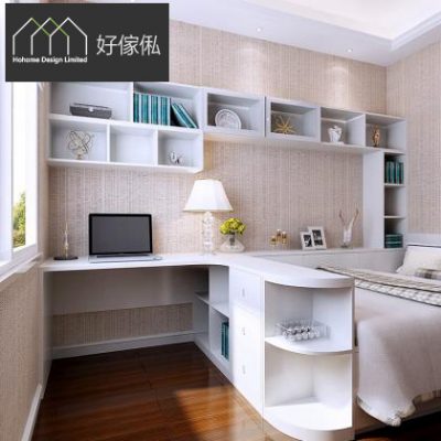 睡房效果圖近景，白色L形轉角書台枱面放手提電腦同檯燈，轉角末端係圓弧形櫃連抽屜同開放層格，後牆一排淺色開放式吊櫃書櫃擺書本擺設，右邊接住淺色油壓床，左方落地窗，深啡色木地板，原木白色全房訂造組合。