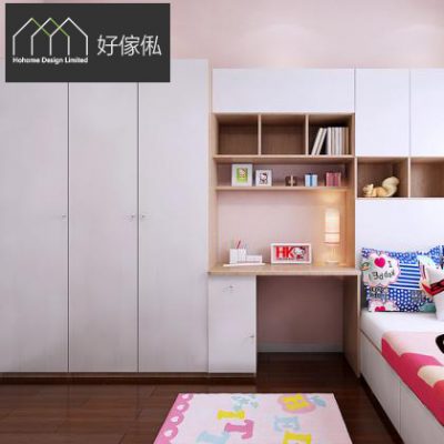 睡房一角效果圖，左邊白色頂天立地多門衣櫃，中間淺木色書桌枱面放筆筒同檯燈，上方淺木色開放格層架連白色吊櫃放相架同擺設，書桌下設白色抽屜櫃桶，旁邊見到藍色卡通床品一角，地下鋪淺色字母圖案地毯。