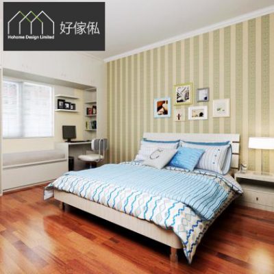 睡房整體實景圖，左上角好傢俬 HoHome 標誌，左邊靠窗位設淺木紋書枱同窗台坐墊及層板，淺木雙人床鋪藍白波浪同條紋床品，床頭櫃上有白燈罩檯燈，牆身綠色直紋牆紙掛相片牆，地面鋪深啡實木地板。