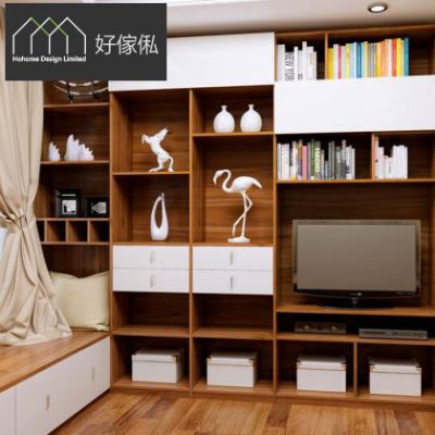 訂造組合櫃近景，胡桃木色開放格仔書櫃連白色抽屜及掩門櫃，層板擺放白色火烈鳥同馬匹擺設、書本，中央凹位放電視，下方一排白色貯物箱，左邊接窗台軟墊坐位，木地板。