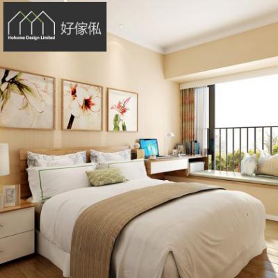 淺米色主人房方形效果圖，淺木色雙人床鋪白色床品配米色床尾巾同綠色靠枕，左邊白色配木色床頭櫃放檯燈同相架，床尾延伸書桌放手提電腦，右邊落地窗連窗台坐墊作休憩位，牆上掛三幅花卉裝飾畫，木紋地板自然光充足，左上角有好傢俬 HoHome 標誌。