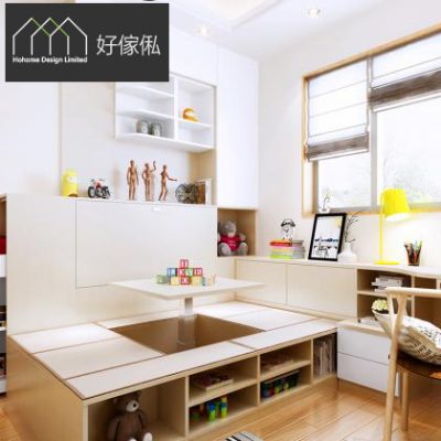 次臥書房效果圖，淺木紋訂造榻榻米地台中央設白色升降方枱配積木，地台側面開放格放玩具同公仔，後方白色入牆櫃連吊櫃及層板擺放公仔擺設，右邊配木椅同坐墊，窗邊有黃色枱燈同羅馬簾，地面木地板，左上角有好傢俬 HoHome 標誌。
