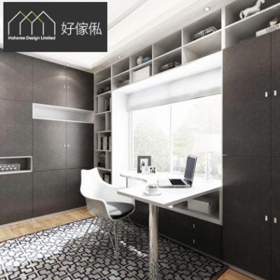 書房效果圖，白色工作枱沿大窗轉角擺放，配白色座椅同手提電腦，枱面有相架；左邊深灰木紋高櫃連吊櫃及白色中空展示格，右邊白色到頂櫃身，地下鋪黑白幾何地氈，淺色木地板。