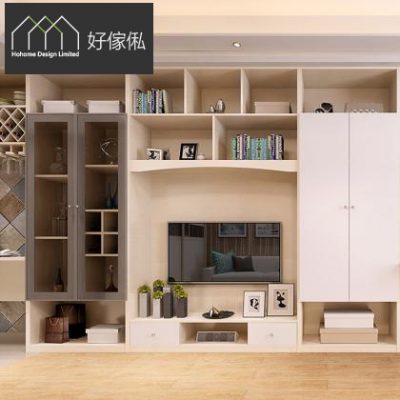 客廳電視牆效果圖，中間淺木色嵌入式電視機位連白色抽屜地櫃，上方弧形層架擺書同擺設，左邊灰框玻璃酒櫃連菱形紅酒架，右邊白色雙門衣櫃，雲石紋牆磚，木地板，電視組合櫃連酒櫃衣櫃一體訂造。