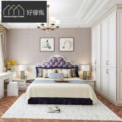 法式睡房，中央紫色菱格軟包床頭雙人床，鋪藍白色床品，兩側白色床頭櫃配金色枱燈；右方一排象牙白趟門大衣櫃，左方窗邊設梳妝枱連小方凳，牆上掛兩幅掛畫，地面人字木地板鋪幾何地毯，天花藏燈帶金色吊燈。