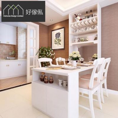 啡色牆身飯廳訂造淺木色餐桌酒櫃組合，上方開放層板掛杯架陳列杯具同酒樽，下方白色矮櫃連櫃桶，配白色餐枱同白色餐椅，左邊接駁廚房玻璃趟門，掛畫點綴。