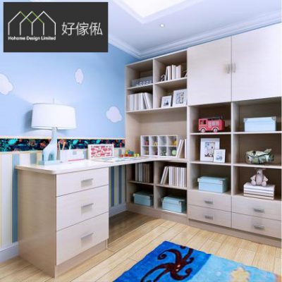 淺木色兒童房轉角書枱，左邊枱面配白色檯燈，下方一排淺色抽屜配銀色拉手，轉角後接到頂開放書櫃擺住書本、相架、消防車模型同藍色收納盒，背景係藍色雲朵牆同海洋牆紙，地下木地板。