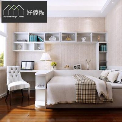 睡房斜角效果圖，左前方係白色L形轉角書台連圓角末端，配一張藍白條紋鈕扣扶手椅同檯燈，後牆排住高低開放式吊櫃書櫃放書本同擺設，右邊係淺色油壓床鋪格仔床尾巾同抱枕，深木色地板，原木暖白色調。