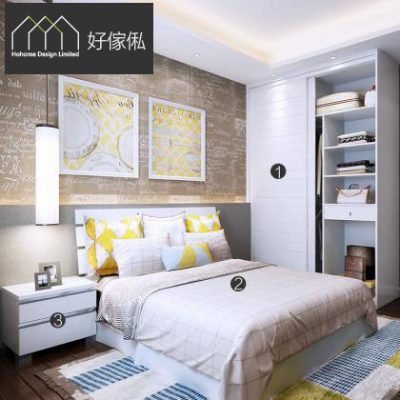 高雅暖色睡房，右邊白色衣櫃半趟門半開放層架，層架放手袋同布盒；中央雙人床配米白軟包床屏，鋪白色床品配啡金抱枕同金圓圈圖案床尾巾，左邊白色床頭櫃放座檯燈同相架，床頭牆鋪暖白雲石紋飾面，地下深木地板加幾何地氈。