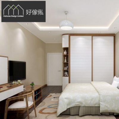 睡房效果圖，床頭白色橫紋趟門衣櫃左側接胡桃木色開放書格擺書同花瓶，床鋪淺綠米色床冚；對面牆掛電視配白色加胡桃木色矮電視櫃連體書枱木餐椅，白色房門，木地板鋪幾何地氈。