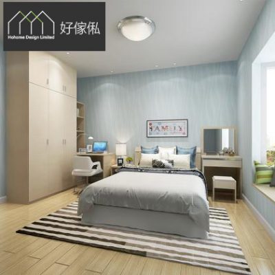 淺藍色睡房全景，左邊淺木色衣櫃接住轉角書枱同白色椅，中央放雙人床配淺灰色床品同牆上FAMILY字畫，右邊有梳妝枱、化妝鏡同窗台位，地面鋪黑白條紋地氈，天花有圓形吸頂燈。
