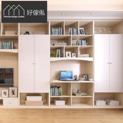 開放式書房效果圖，中間淺木色轉角書枱位放手提電腦，上方層架擺書同相架，兩旁白色雙門衣櫃，左邊嵌入式電視牆，下方開放格擺收納盒，木地板，書枱書櫃衣櫃一體訂造，白色同淺木色配搭。