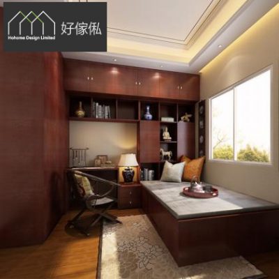 睡房書房一體化訂造傢俬全景，左邊紅木色衣櫃連頂吊櫃，中間開放書架擺擺設同書，下方書枱配中式座椅同枱燈，右邊靠窗榻榻米鋪坐墊放抱枕同茶盤，天花有暗藏燈帶同筒燈，地面鋪淺色地毯。