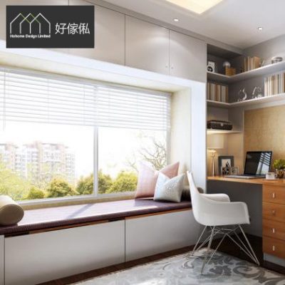 睡房一角實景近攝，落地窗連白色百葉簾，窗台改成墊高坐位鋪紫色坐墊放粉色及花紋抱枕同圓筒抱枕，右邊木色書枱連白色座椅，上方灰色開放層架擺書本，枱面有相架同電腦，地下鋪淺花紋地氈。