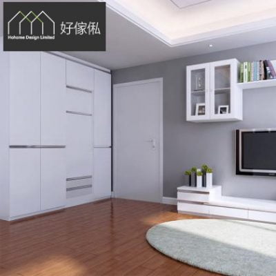 灰牆客廳訂造傢俬3D圖，左邊一排白色頂天衣櫃連橫向銀色拉手，中間白色房門，右方掛牆平面電視配白色矮櫃同擺設，上方白色玻璃門吊櫃，淺色橢圓地氈鋪深啡色木地板。