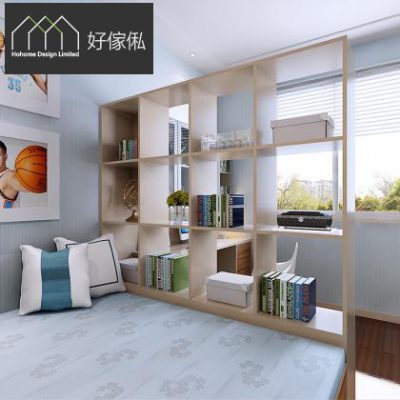 睡房格仔間隔書櫃方形構圖，米白色多格開放層架放滿藍綠書脊書本、收納盒、地球儀同擺設，後方接連書枱位同大玻璃窗，望出綠色樹景，左邊牆掛籃球海報，前景榻榻米床鋪淺藍碎花床褥同藍白抱枕。