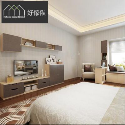 睡房實景訂造傢俬，左邊淺木色電視櫃配灰啡抽屜及掛牆吊櫃連開放層板，中央擺放電視同擺設，右邊盡頭見到窗台閱讀角連書櫃及一張米白扶手梳化，深木地板，床鋪白色床品，畫面有好傢俬 HoHome 標誌。