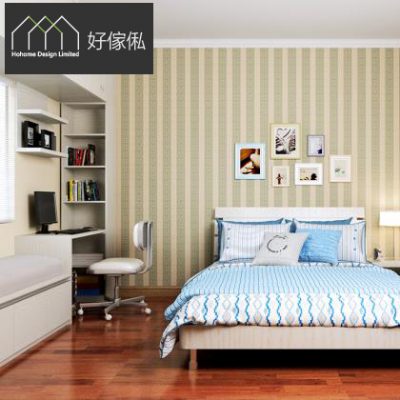 睡房實景圖，左上角好傢俬 HoHome 標誌，左邊靠牆設淺木紋書枱連黑色層板書架放書本同電腦，配白色滑輪轉椅，右邊淺木雙人床鋪藍白波浪同條紋床品，牆身綠色直紋牆紙掛相片牆，地面鋪深啡實木地板。