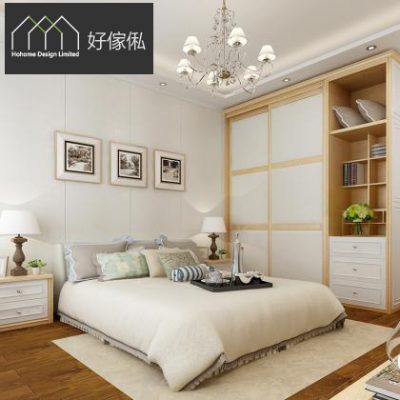 簡約睡房場景。右邊淺木同白色趟門衣櫃連轉角開放層架，層架擺放書本同綠色盆栽，下方白色抽屜櫃。雙人床鋪米白色床品連托盤，兩側木色床頭櫃配陶瓷檯燈，牆身掛三幅黑白相框，頂部水晶吊燈，地下鋪淺色木地板同地氈。