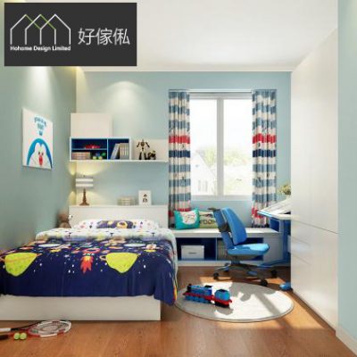 藍白兒童房方形全景，淺藍牆身配白色上翻床鋪星球圖案床品，床頭白色矮櫃連藍格層板書架，窗邊窗台座位連儲物格，右邊藍色學習枱配升降椅同白色到頂趟門衣櫃，木地板放圓地氈、藍色火車同羽毛球拍。