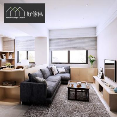 開放式客廳全景效果圖，左邊木色到頂開放式書牆連弧形圓角矮櫃做間隔，深灰色L形布藝梳化配深木色茶几同灰色長毛地氈，右邊木色電視地櫃連開放陳列層掛黑框電視，落地窗鋪百葉簾，左上角好傢俬 HoHome 標誌。
