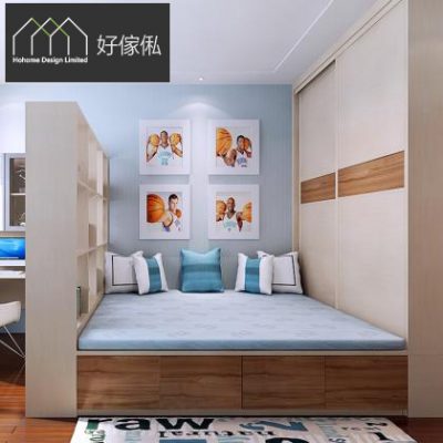 青少年房榻榻米睡眠區方形構圖，藍灰牆掛四幅籃球海報，下方榻榻米地台床鋪淺藍碎花床褥配藍白抱枕，床底一排木紋趟門抽屜，左邊米白色格仔間隔櫃後方隱約見書枱同白色椅，右邊到頂趟門衣櫃連原木橫紋，地下鋪英文字圖案地氈。