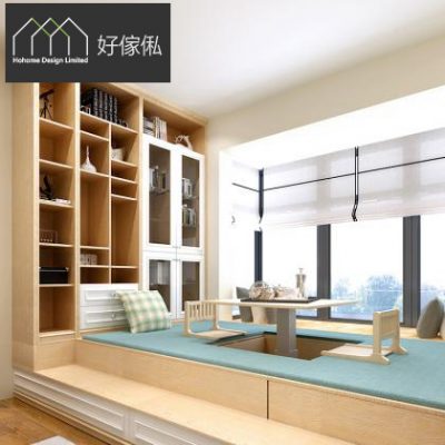 窗台榻榻米場景。左邊木色到頂書櫃連格仔層架同玻璃門櫃擺放書本同擺設，右邊鋪上淺綠色榻榻米軟墊，中央木色摺枱配兩張白色木椅同綠色格仔坐墊，背後大窗配米白色羅馬簾引入自然光，榻榻米下方藏抽屜收納。