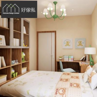 兒童房方形效果圖，左邊一組胡桃木色到頂格仔開放書櫃擺放書本、玩具同青蛙公仔，旁邊白色趟門衣櫃，右邊木色書桌配淺綠色書椅放書本同檯燈，前方一張床鋪小熊圖案床品，牆上掛兩幅小熊裝飾畫，天花掛綠色多臂吊燈，左上角有好傢俬 HoHome 標誌。