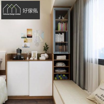 睡房收納角落效果圖，左邊白色床頭斗櫃面層擺咖啡壺同相架，右邊接落地胡桃木色書櫃，上方玻璃門格放書本同擺設、下方開放格放摺疊被舖同雜物，窗前胡桃木窗台床鋪米色軟墊同英文字抱枕，灰色窗簾。