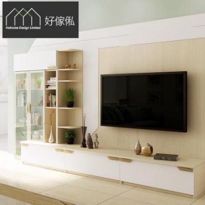 客廳訂造電視組合近景，右邊淺木紋飾面主牆掛住黑色平面電視，下方白色懸浮式電視地櫃配金色拉手，左邊玻璃趟門飾物櫃同淺木開放層架擺放書本、綠植同花瓶，米黃色地磚，左上角有好傢俬HoHome標誌。