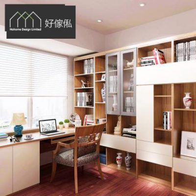 書房實景由斜角影入，左面靠窗淺木色書枱配格紋木座椅，枱面有檯燈同擺設；右面整幅到頂組合櫃，木紋與白色門板交錯，中間設磨砂玻璃門飾物櫃，開放層架擺書本、青花瓷瓶同相框，地面鋪紅木色地板。