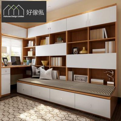 睡房整面牆訂造傢俬效果圖，窗邊木紋書枱連白色矮櫃，右方木紋開放書櫃連白色吊櫃及橫推櫃門，下方榻榻米地台床鋪淺灰條紋墊放抱枕，床底白色櫃桶，地面鋪淺啡幾何地氈，左上角有好傢俬HoHome標誌。