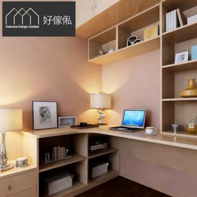 主人房轉角工作區效果圖，淺楓木色 L 形書枱沿粉色牆角延伸，枱面擺放手提電腦、檯燈同相架，上方為到頂開放式吊櫃格擺放書本同擺設，枱下開放格收納收納箱同書本，暖黃燈光，深木色地板。