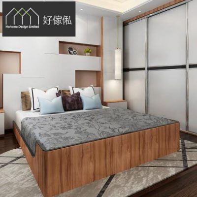 主人房睡房:正中木色油壓儲物床鋪灰色印花床品，放藍白同啡色抱枕，床頭牆身做白色到頂組合櫃同木色開放層板擺放擺設，右邊木色配磨砂玻璃趟門大衣櫃，中間吊一盞圓柱形垂吊燈，木地板配淺色地毯。